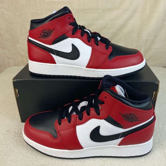 Nike Air Jordan 1 Mid Chicago Black Toe GS NWT Nike Air Jordan 1 Mid Chicago Black Toe GS NWT